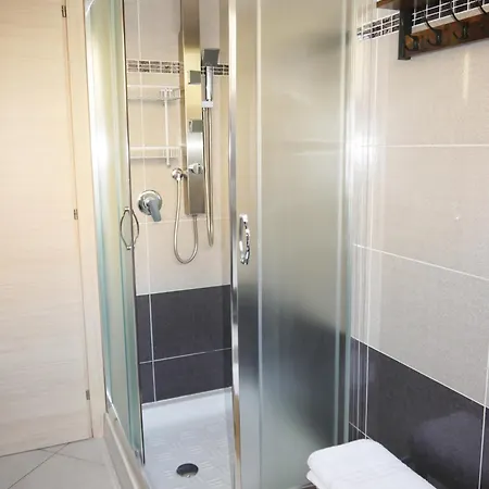 Modern Two-bedroom Flat, 10 Mins Walk To The