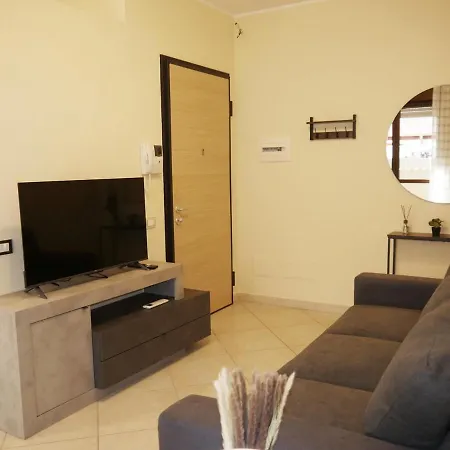 Modern Two-bedroom Flat, 10 Mins Walk To The