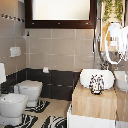 Modern Two-bedroom Flat, 10 Mins Walk To The Apartmán Quartu SantʼElena