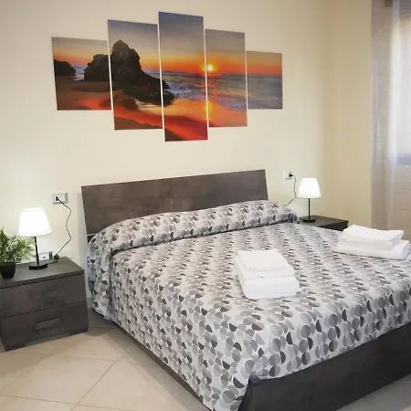 Modern Two-bedroom Flat, 10 Mins Walk To The Apartmán Quartu SantʼElena