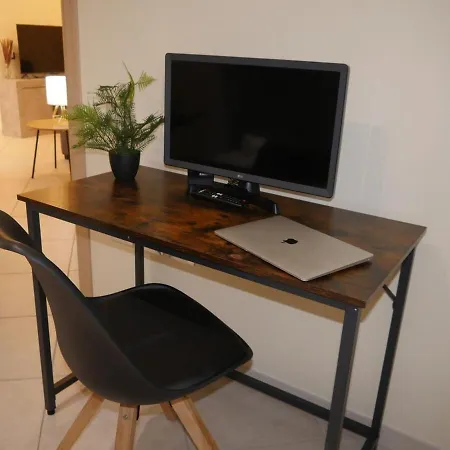 Apartment Modern Two-bedroom Flat, 10 Mins Walk To The *