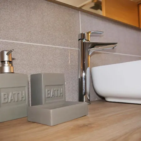 Modern Two-bedroom Flat, 10 Mins Walk To The Quartu SantʼElena