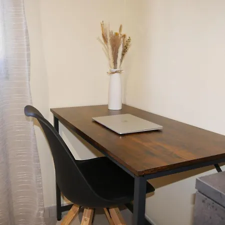 Modern Two-bedroom Flat, 10 Mins Walk To The * Quartu SantʼElena