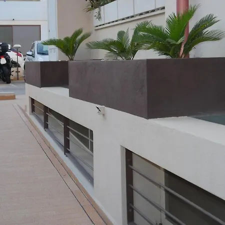 Modern Two-bedroom Flat, 10 Mins Walk To The * Quartu SantʼElena