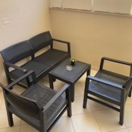 Modern Two-bedroom Flat, 10 Mins Walk To The *
