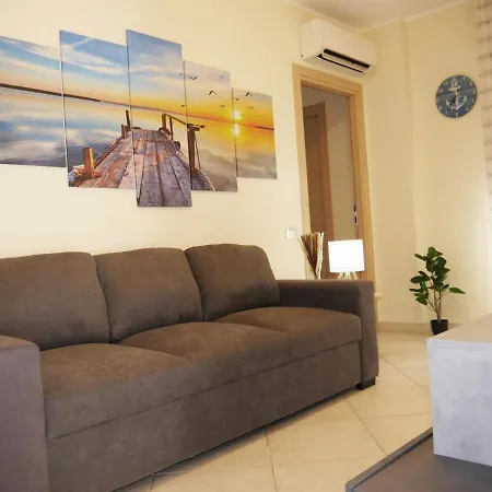 Apartment Modern Two-bedroom Flat, 10 Mins Walk To The