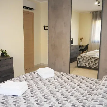 Modern Two-bedroom Flat, 10 Mins Walk To The *