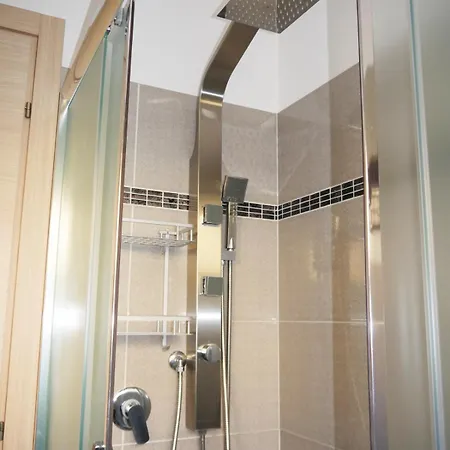 Apartment Modern Two-bedroom Flat, 10 Mins Walk To The